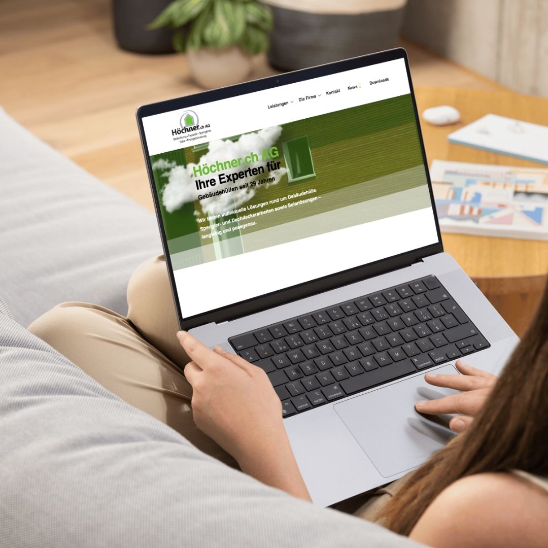 Moderne Website Startseite des Bedachungsunternehmens mit klarer Struktur