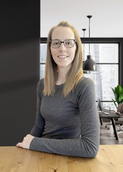 Ich bin Grafikerin, Webdesignerin und Social Media Managerin. Mein Profilbild.
