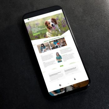 Webseite von naturalvetcare.ch auf der Ansicht eines Smartphones für responsives Design